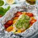 Saludable pescado empapelado con verduras, ¡en sartén!