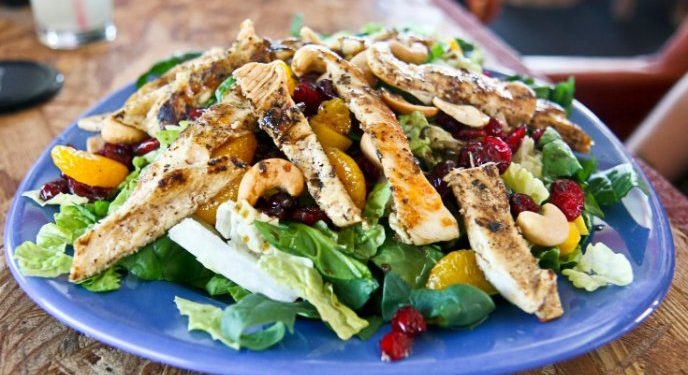 Ensalada de pollo asado con mandarina