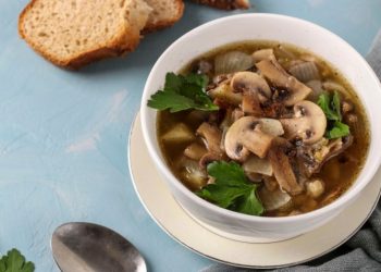 Deliciosa sopa de champiñones alta en proteína