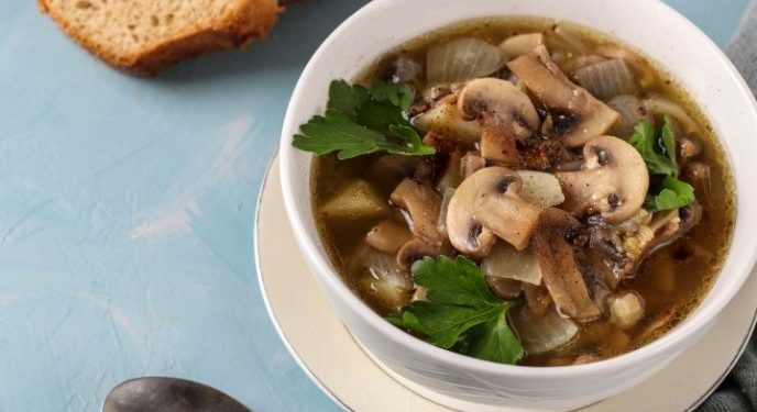 Deliciosa sopa de champiñones alta en proteína