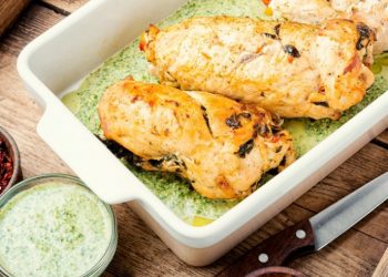 Rollitos de pollo con salsa de cilantro y calabacita