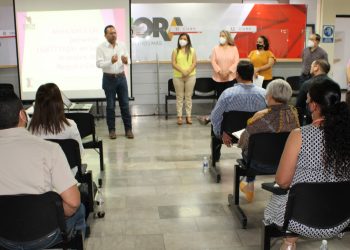 Capacitan a oficiales del registro civil para atención de usuarios