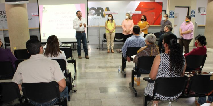 Capacitan a oficiales del registro civil para atención de usuarios