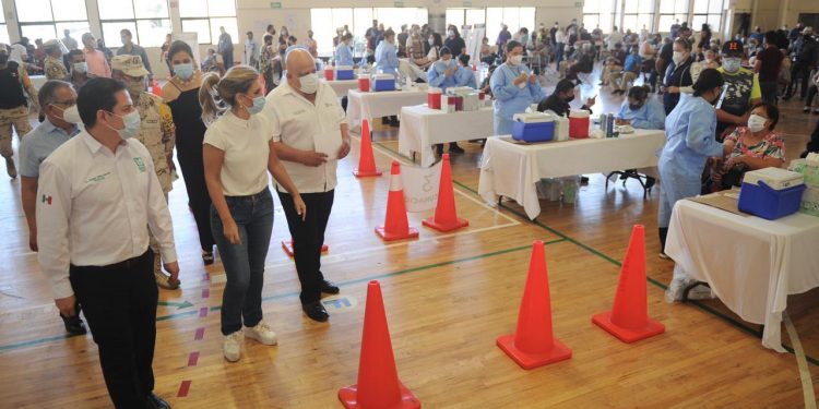 Reconoce Gobernadora Pavlovich a personal de salud por la aplicación de vacunas contra COVID-19 en Hermosillo