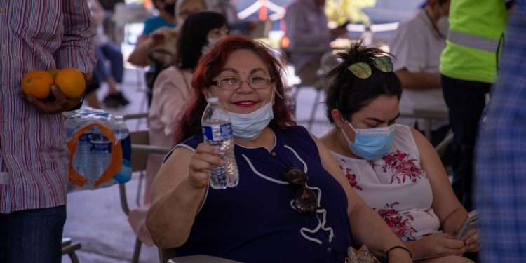 En marcha operativo de hidratación en centros de vacunación ante altas temperaturas