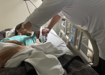 Acuden brigadas de salud para vacunación de adultos mayores en hospitales, asilos y casas particulares