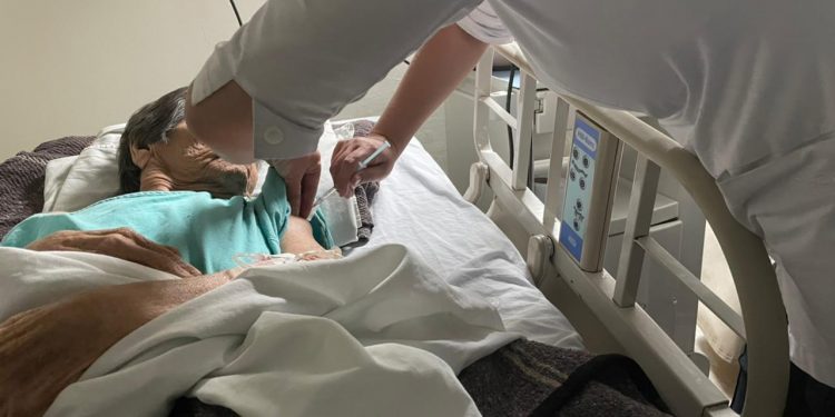 Acuden brigadas de salud para vacunación de adultos mayores en hospitales, asilos y casas particulares