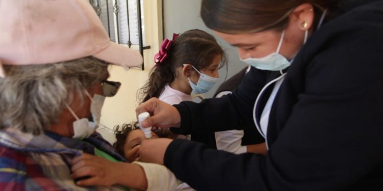 Invita a vacunar a menores contra Sarampión y Rubéola