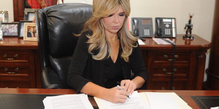 Gobernadora firma convenio para subsidio a tarifa de luz en apoyo a familias de Sonora