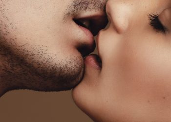 Estudio revela 80% de los mexicanos han besado menos durante el último año de pandemia