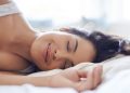 ¿Dormir sin almohada es bueno o malo?