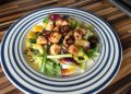 Ensalada de pollo con ¡aderezo cremoso de mango!