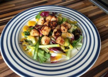 Ensalada de pollo con ¡aderezo cremoso de mango!