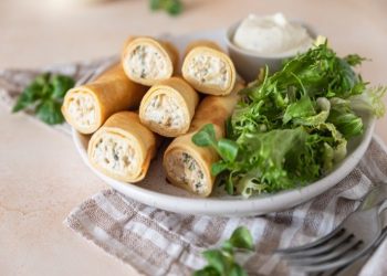 Deliciosas crepas rellenas de cangrejo fresco en salsa de limón