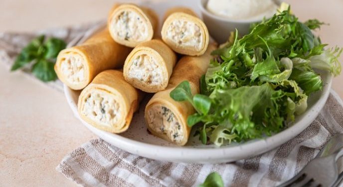 Deliciosas crepas rellenas de cangrejo fresco en salsa de limón