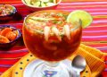 Coctel de camarones, “vuelve a la vida”