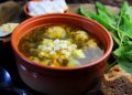 Saludable sopa de calabacitas con queso panela, ¡para comer o cenar!