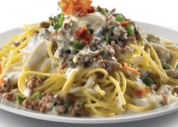 Spaghetti con salsa de tocino y carne