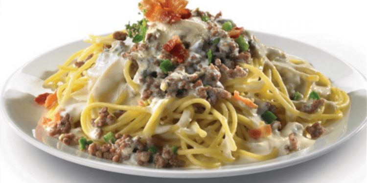 Spaghetti con salsa de tocino y carne