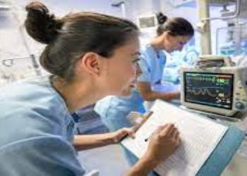 Estudiantes analizan la importancia de la ingeniería de procesos en enfermería