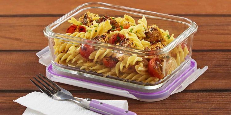 Pasta con pollo al tomate