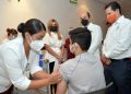 Personal de salud de segunda línea de atención COVID recibe primera dosis de vacuna