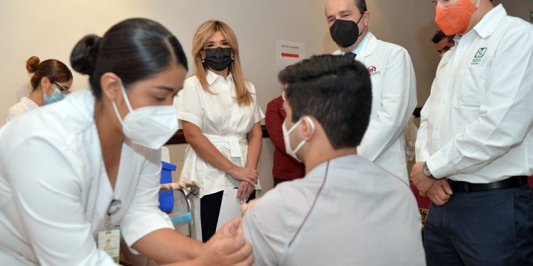 Personal de salud de segunda línea de atención COVID recibe primera dosis de vacuna