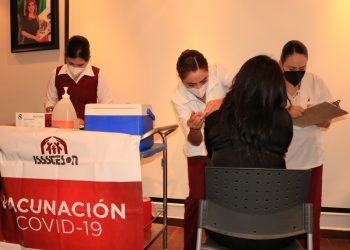 Aplican más de mil vacunas contra COVID-19 en personal de segunda línea de Isssteson