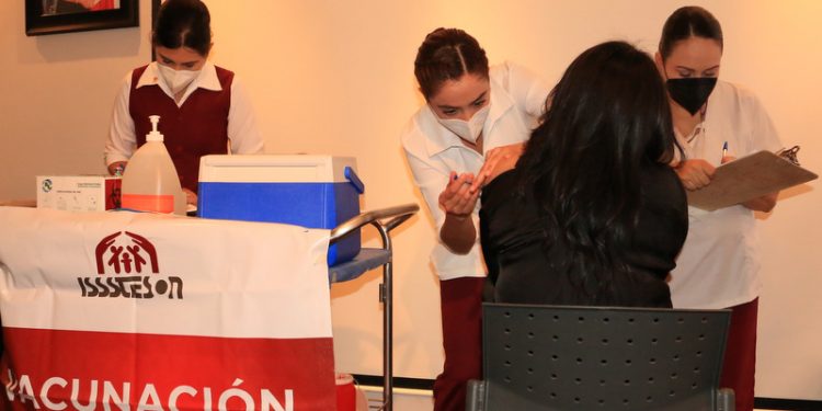 Aplican más de mil vacunas contra COVID-19 en personal de segunda línea de Isssteson