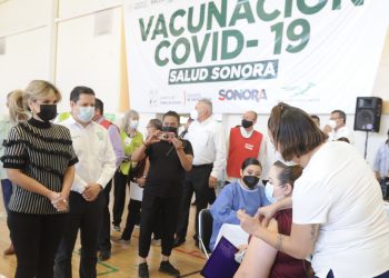 Reportan inicio ordenado de vacunación contra COVID-19 a maestros de Sonora