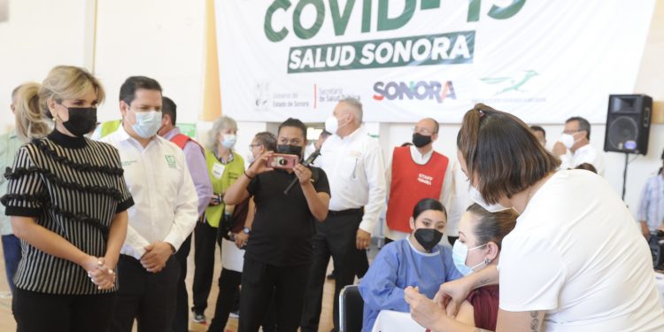 Reportan inicio ordenado de vacunación contra COVID-19 a maestros de Sonora
