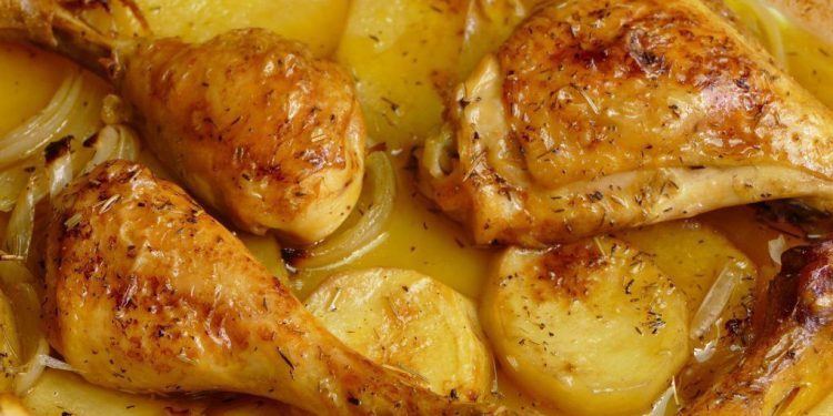 Pollo al horno con patatas y cebolla