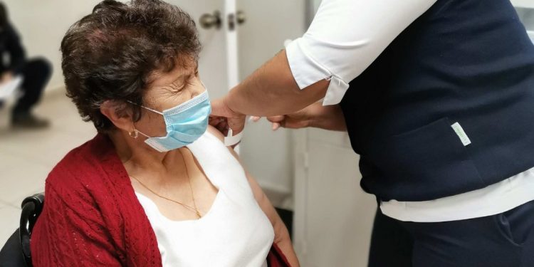 Comienza aplicación de vacuna contra COVID-19 a adultos de 50 a 59 años