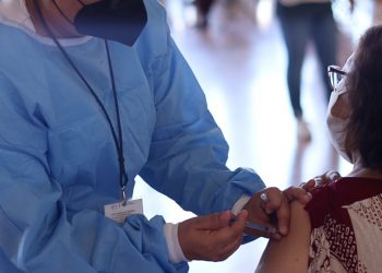 Aplicadas 20 mil 620 dosis contra COVID-19 a personas de 50-59 años y embarazadas