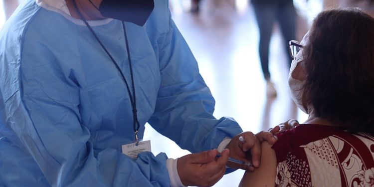 Aplicadas 20 mil 620 dosis contra COVID-19 a personas de 50-59 años y embarazadas