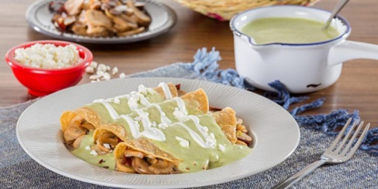 Enchiladas de champiñones con salsa poblana ligera