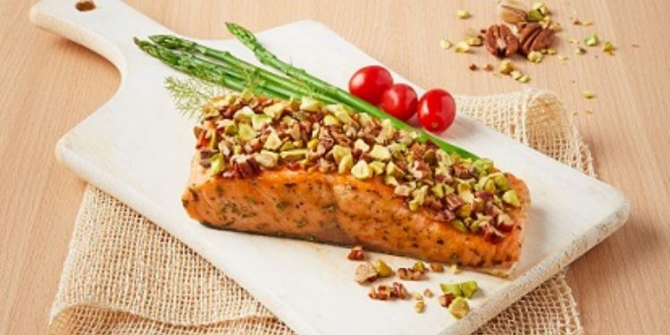 Salmón con costra de pistache y nuez