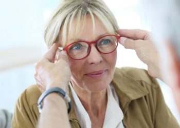 ¿Cómo afectan las hormonas y la menopausia en la salud visual femenina?