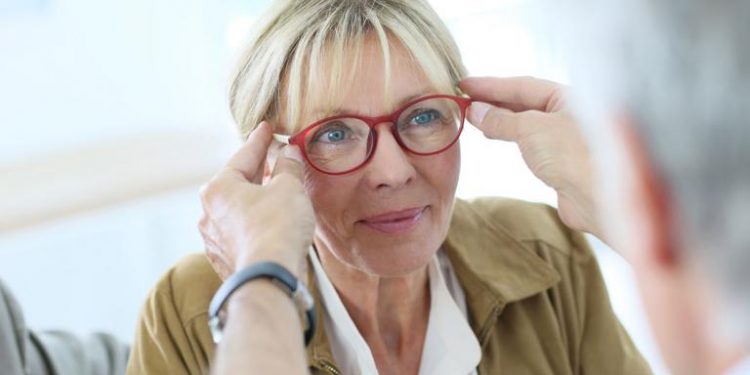 ¿Cómo afectan las hormonas y la menopausia en la salud visual femenina?