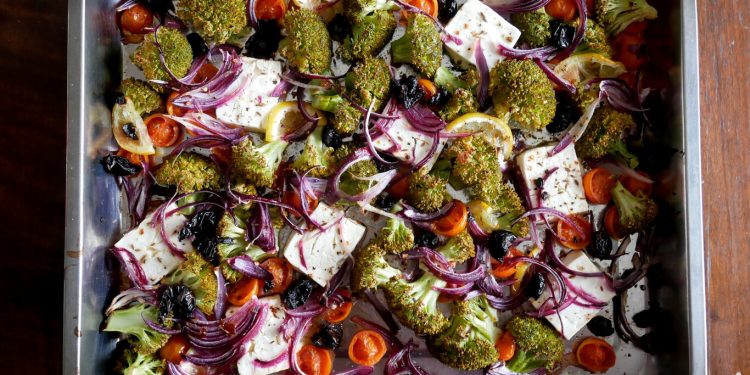 Brócoli al horno con queso feta, tomate cherry y limón