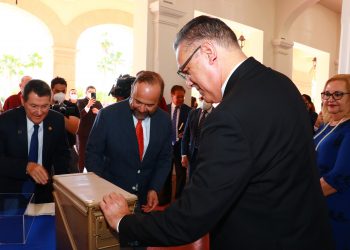 Abren cápsula del tiempo colocada en Unison en el 2000