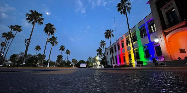 Se ilumina con colores edificio de Rectoría con motivo del Día Internacional del Orgullo LGTB