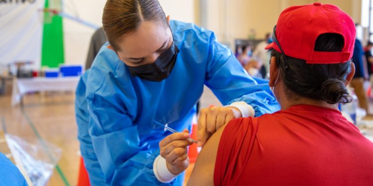 Hacen exhorto a no combinar vacunas contra COVID-19 de diferentes farmacéuticas