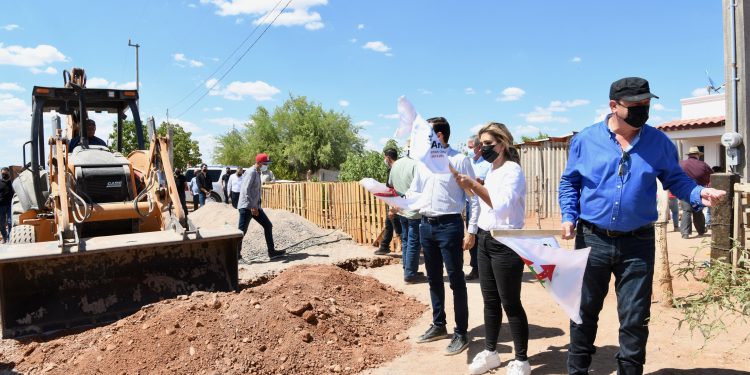 Obras de pavimentación, alcantarillado, vivienda y transporte escolar para Magdalena y Santa Ana