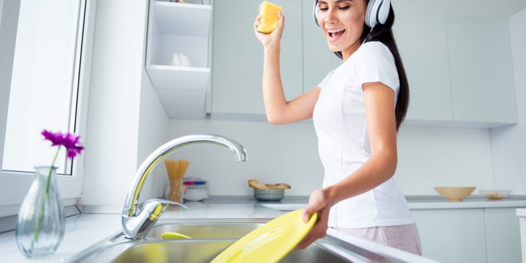 Lavar los platos es bueno para combatir el estrés según la ciencia ¿Será?