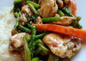 Pollo con espárragos salteados