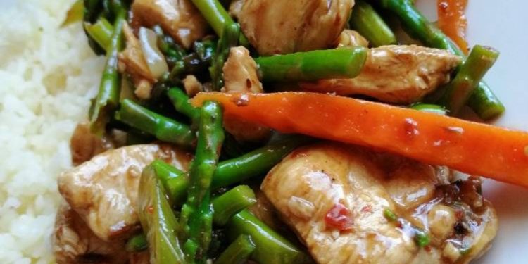 Pollo con espárragos salteados