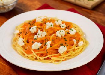 Espagueti en salsa de pimiento