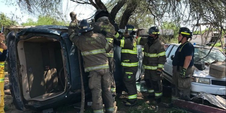 Realizan Bomberos de Hermosillo practica de rescate de víctimas en vehículos siniestrados