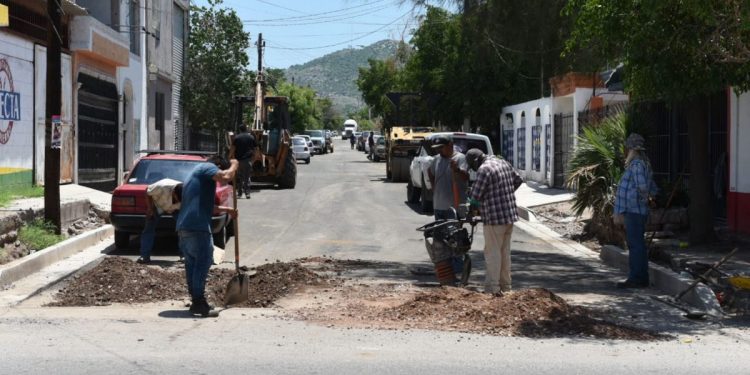 Atiende Ayuntamiento rezago histórico en pavimentación de colonias populares